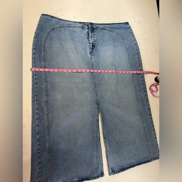 Blue Relaxed Fit Jeans with Classic Style - Picture 14 of 16